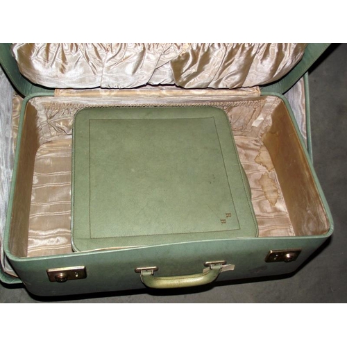 191 - A set of 3 vintage graduated suitcases