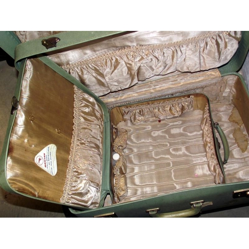 191 - A set of 3 vintage graduated suitcases