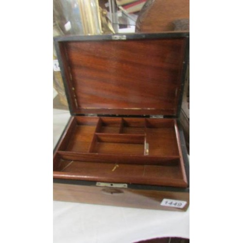 1449 - A mahogany jewellery box.