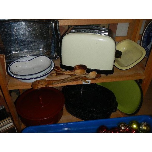 680 - A mixed lot of kitchenware including casserole dishes, COLLECT ONLY.