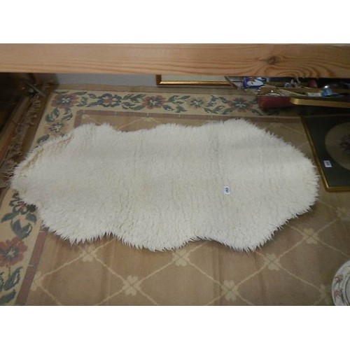 689 - A sheep skin rug.