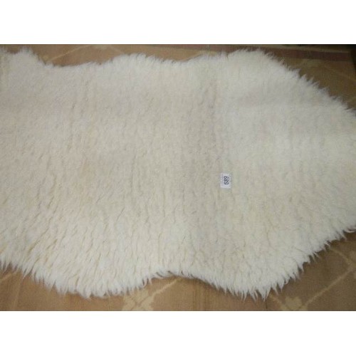 689 - A sheep skin rug.