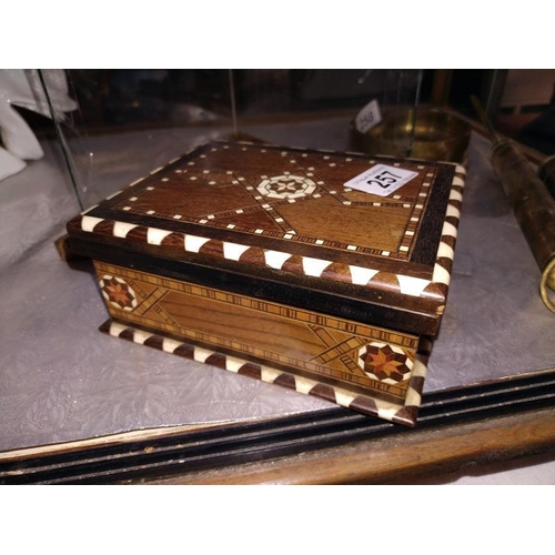 257 - An inlaid box with chessboard incorporated, chess pieces included, missing 1 black pawn