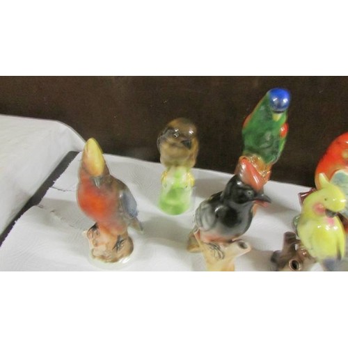 1512 - Seven parrot figures.