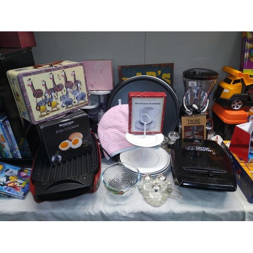 43 - A quantity of kitchenware including smoothie maker, cake stand, oven gloves, etc COLLECT ONLY