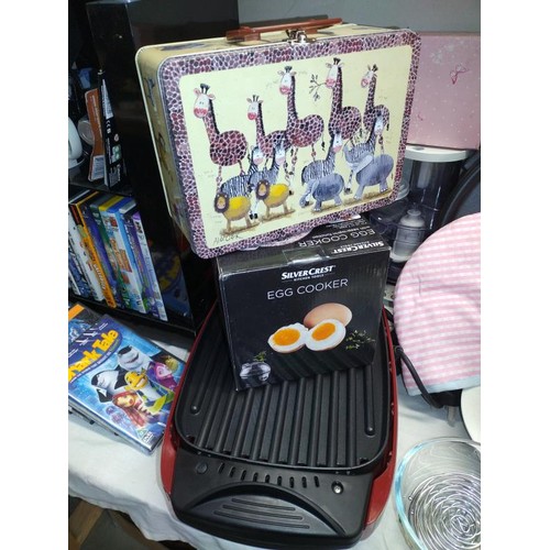 43 - A quantity of kitchenware including smoothie maker, cake stand, oven gloves, etc COLLECT ONLY