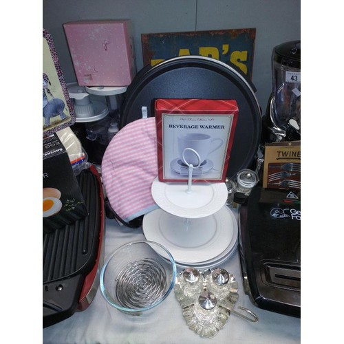 43 - A quantity of kitchenware including smoothie maker, cake stand, oven gloves, etc COLLECT ONLY