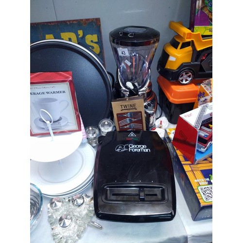 43 - A quantity of kitchenware including smoothie maker, cake stand, oven gloves, etc COLLECT ONLY