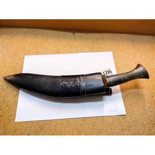 1296 - A Kukri with skinning knives.