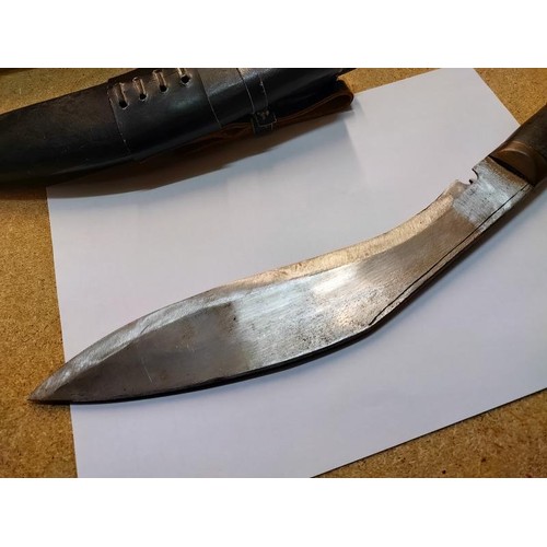 1296 - A Kukri with skinning knives.