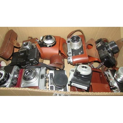 1538 - A mixed lot of vintage camera's - Zenith, Clack, Coronet, Hanimex, Lomo etc.,