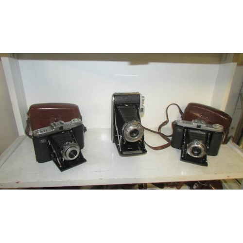 1553 - Twelve vintage folding camera's.