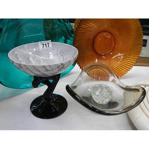 717 - A mixed lot of modern glass dishes. COLLECT ONLY.