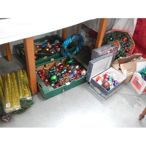 738 - A mixed lot of Christmas decorations. COLLECT ONLY.