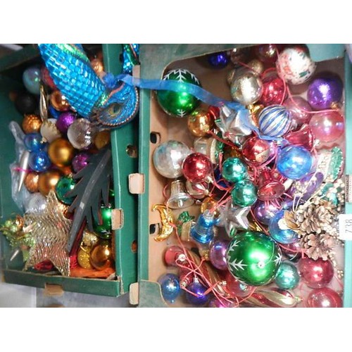 738 - A mixed lot of Christmas decorations. COLLECT ONLY.