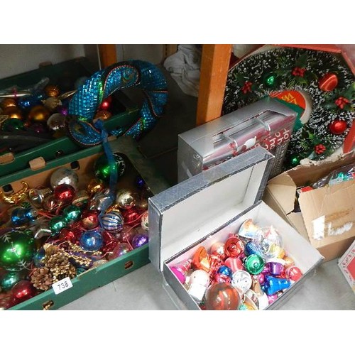 738 - A mixed lot of Christmas decorations. COLLECT ONLY.