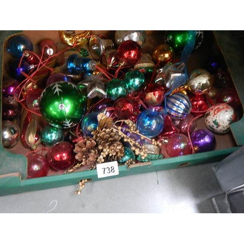 738 - A mixed lot of Christmas decorations. COLLECT ONLY.