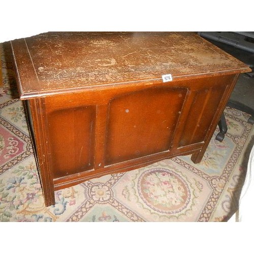 678 - A large blanket box. COLLECT ONLY.