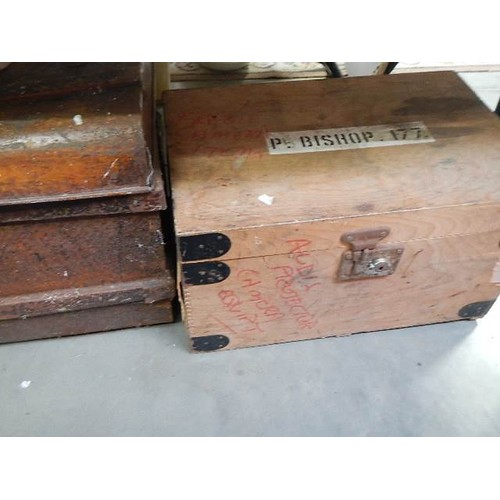 914 - An old tin trunk and a wooden box.  COLLECT ONLY.