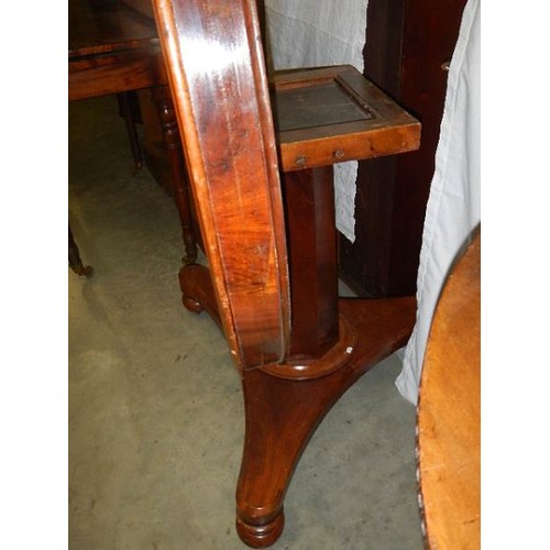 1640 - A Victorian mahogany circular tip top centre pedestal table. COLLECT ONLY.