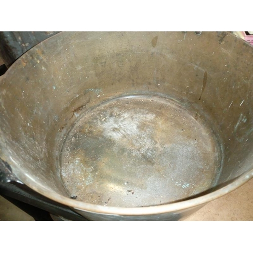 425 - A large brass heavy jam pan, COLLECT ONLY