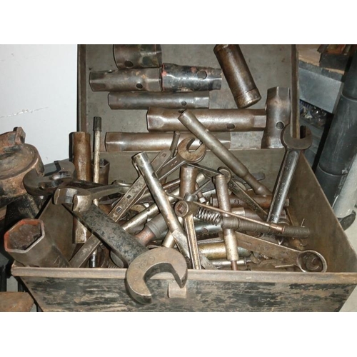 431 - 7 mechanical jacks & a well looked after set of tube spanners & oil cans etc. COLLECT ONLY