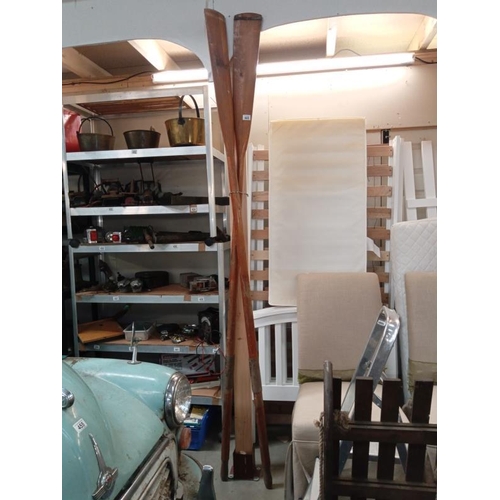 445 - A pair of fine quality row boat oars, COLLECT ONLY