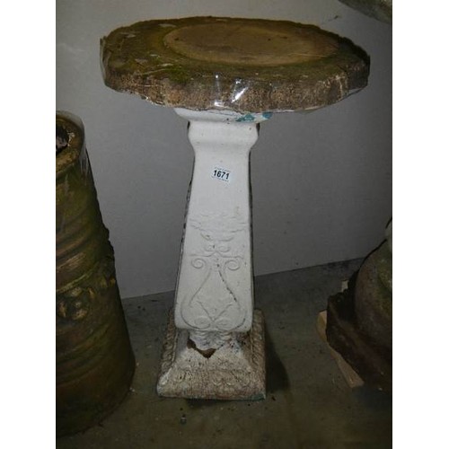 1671 - A bird bath, COLLECT ONLY.