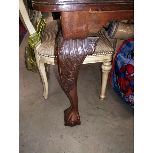 323 - A Victorian mahogany wind out table on ball & claw feet, with 2 leaves. (125cm (179cm) x 105cm x 73c... 