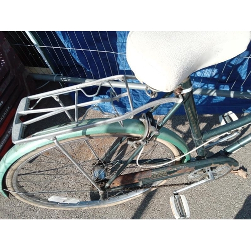 461 - A Harrier ladies bicycle in good condition with alloy rear rack, COLLECT ONLY