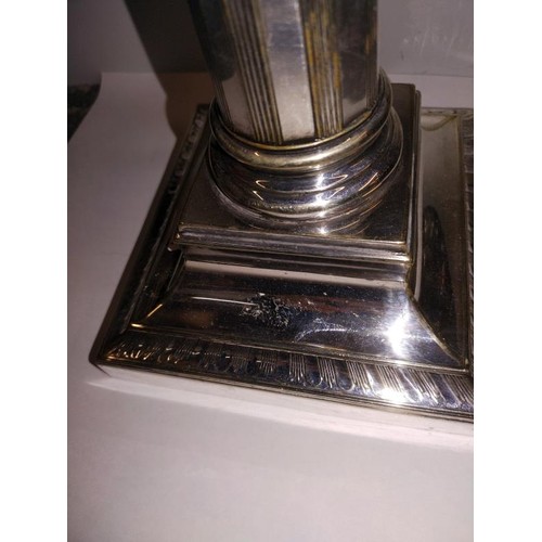 1300a - A Victorian Elkington silver plated Corinthian column oil lamp base (height 36.5cm)