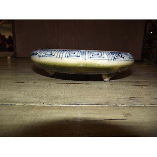 1357 - An early 20th-century hand painted Chinese bowl on 3 feet, impressed mark to bottom, 20.25 cm diamet... 