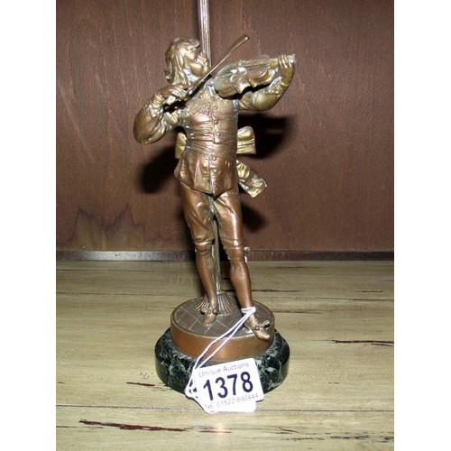 1378 - A gilded French spelter figurine of a violin player table lamp with foundry mark to figure base, fig... 