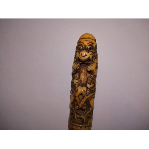 1135 - An antique knife with carved ivory handle, a/f.