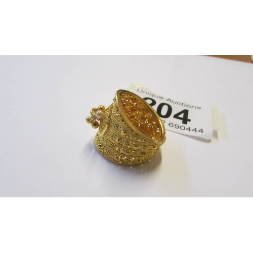 204 - An ornate 22ct gold ladies ring, 7 grams, size N