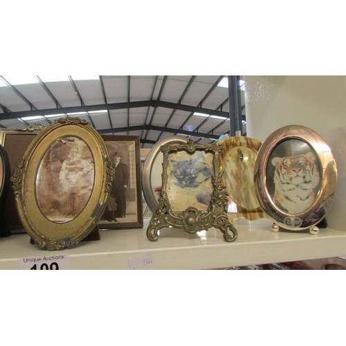 109 - A mixed lot of small vintage and modern photo frames.