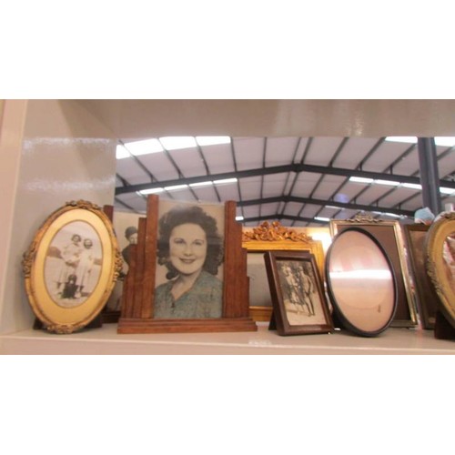 109 - A mixed lot of small vintage and modern photo frames.