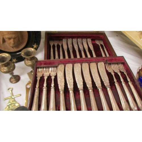 187 - A walnut cased set of 12 fish knives and forks.