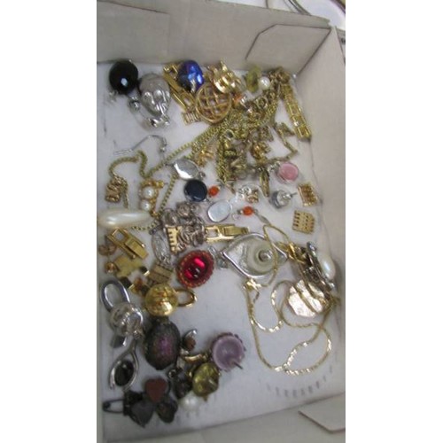 279 - A mixed lot of costume jewellery.