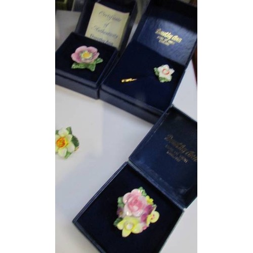 289 - A quantity of porcelain flower brooches.