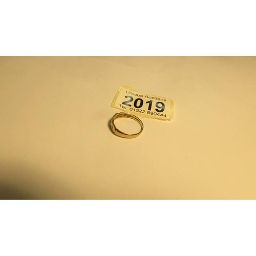 2019 - A yellow gold ring (Hall mark indistinct), size P, 1.8 grams.