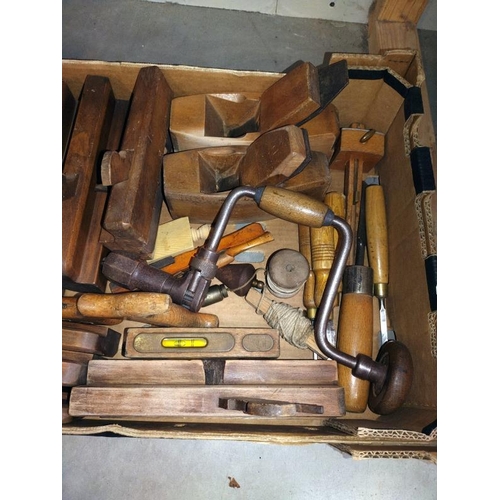 1011 - A good collection of over 12 wood planes & other wood tools. COLLECT ONLY.