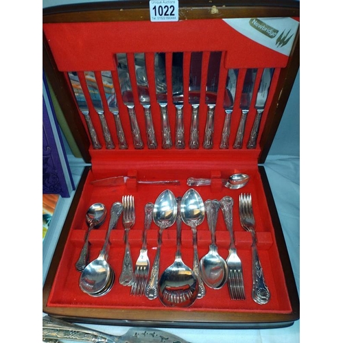 1022 - A 52 piece canteen of cutlery, a boxed set of cake forks & 3 cake slicers etc.  COLLECT ONLY.