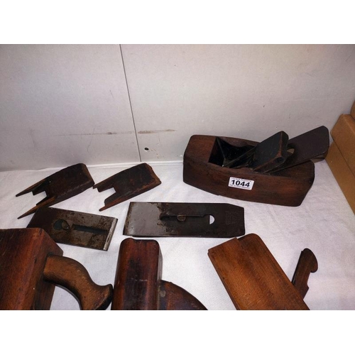 1044 - 6 large wood planes & spare blades