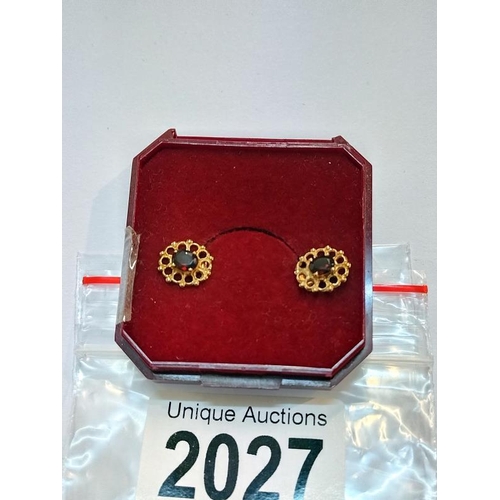 2027 - A pair of 9ct gold garnet set ear studs