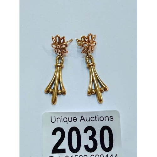 2030 - A pair of 9ct gold pendant earrings