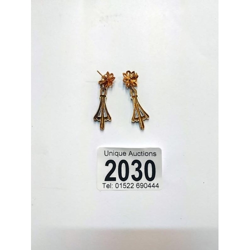 2030 - A pair of 9ct gold pendant earrings