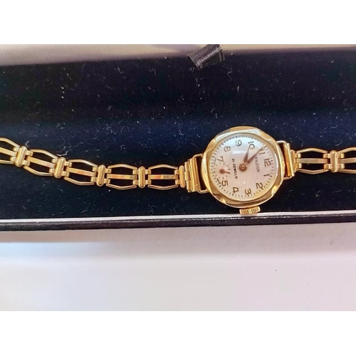 2031 - A vintage gold watch in working order with gold strap, 14.5gms