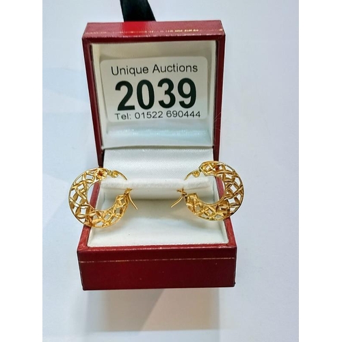 2039 - A Pair of 9ct gold open work hoop earrings