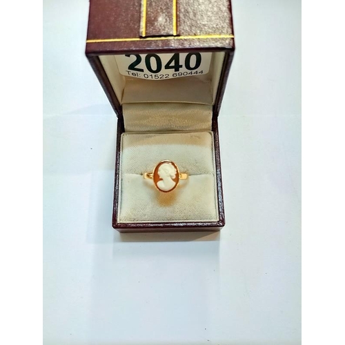 2040 - A gold set cameo ring, circa 1960's/70's, female profile